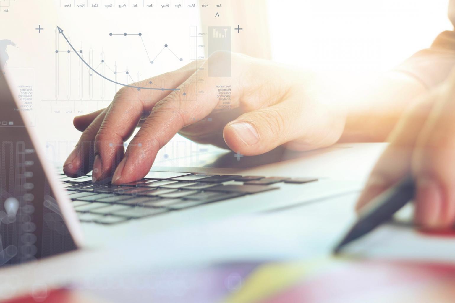 Especialista trabajando en estrategia de contenido SEO frente a pantalla con datos de búsqueda