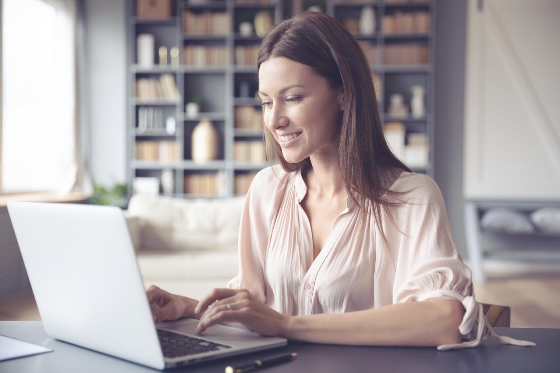 Profesional trabajando en estrategia de contenido SEO